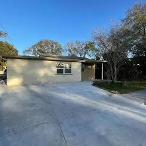 Cheerful Minutes From The Airport And Raymond James Stadium! Holiday home